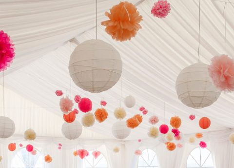 Pompomy a lampióny ako strop svadobného stanu